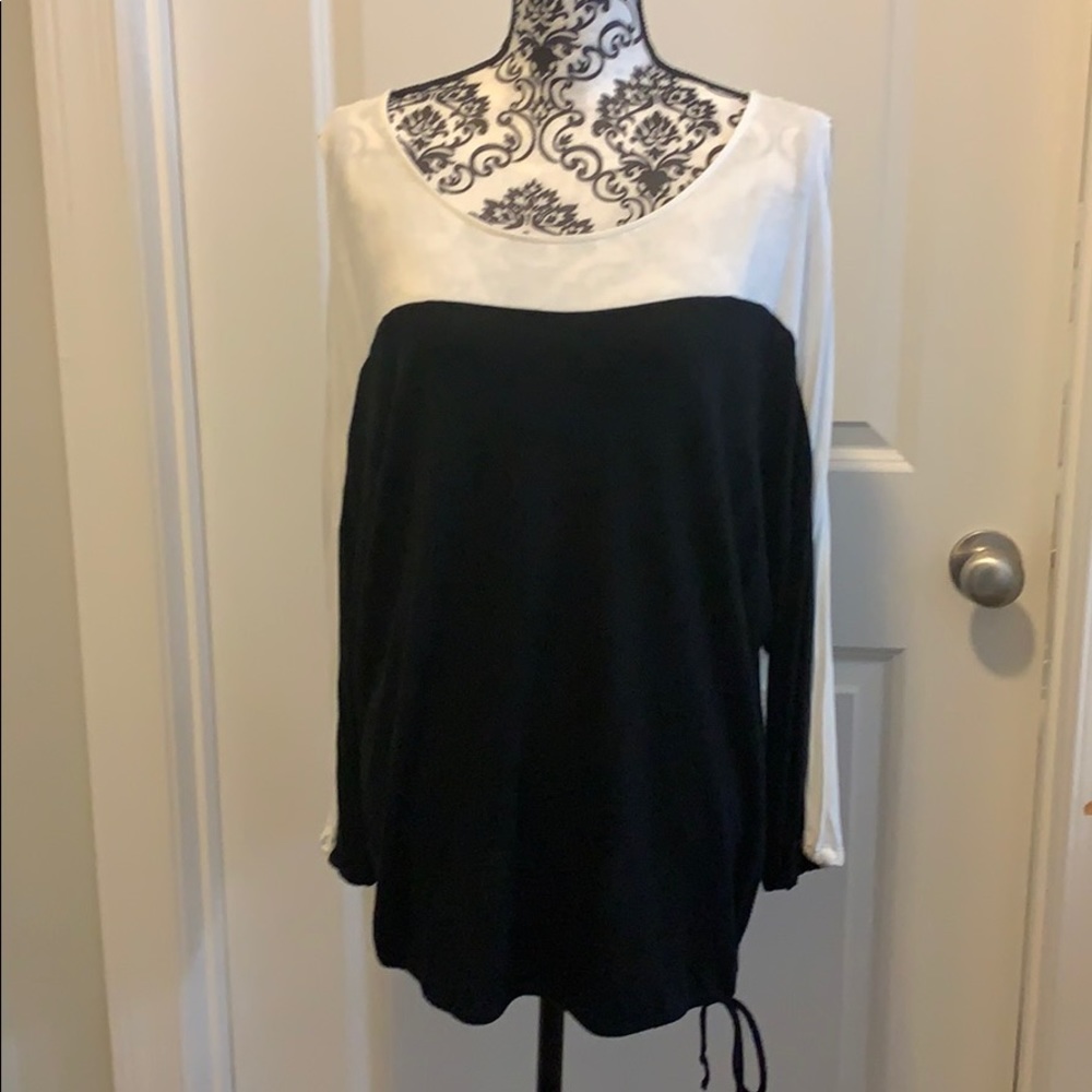 Rounded neckline cold shoulder long sleeve top